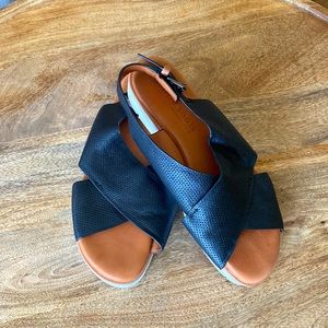 Gentle Soul sandal by Kenneth Cole 🖤